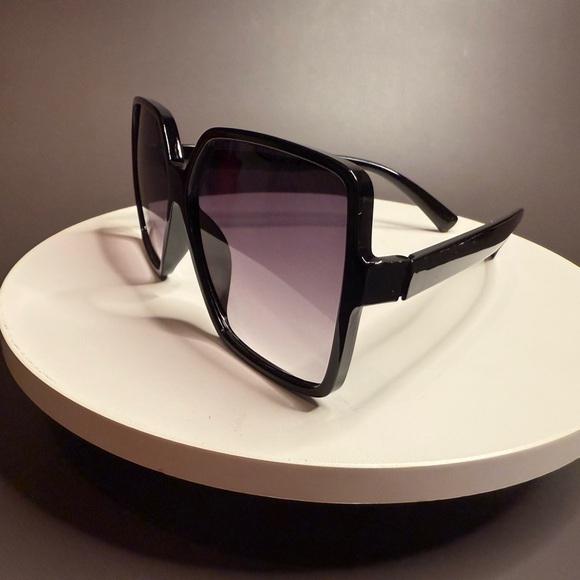 Elegant Black and Purple Women's Sunglasses - Picture 2 of 2